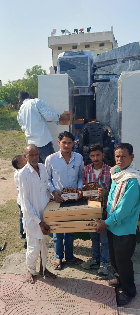 jaipur se aaye jode ko uphar vitrit keya gaya